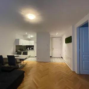 1st La Opera Suites Appartamento